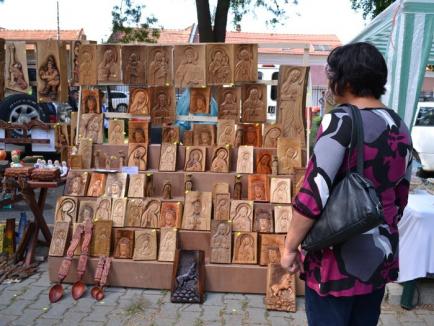 150 de artizani din ţară şi din Ungaria participă anul acesta la Târgul Meşterilor Populari